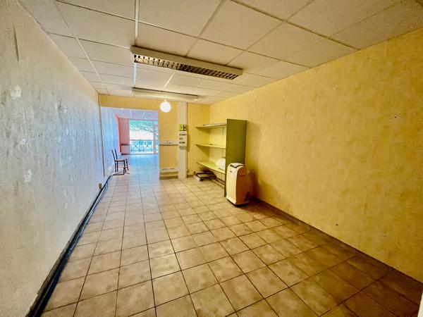 VILLENEUVE SUR LOT, quartier d'Eysses, local professionnel ou commercial de 64,20 m2 à louer. Au rez-de-chaussée d'une co-propriété avec parking devant le local, et accès possible pour personnes à mobilité réduite (parking + porte large). WC standard. Cha , Villeneuve sur lot