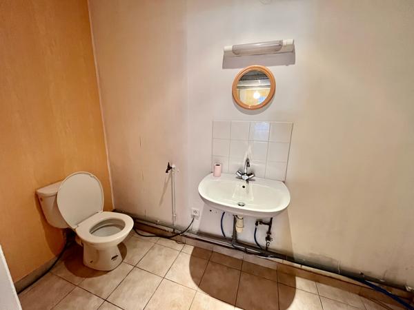 VILLENEUVE SUR LOT, quartier d'Eysses, local professionnel ou commercial de 64,20 m2 à louer. Au rez-de-chaussée d'une co-propriété avec parking devant le local, et accès possible pour personnes à mobilité réduite (parking + porte large). WC standard. Cha , Villeneuve sur lot