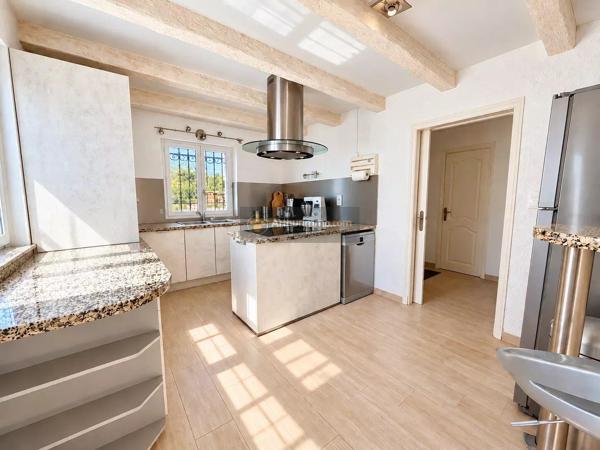 Vente                                                      Maison
                        
                     5 pièces                      130 m2                     à Saint-Raphaël