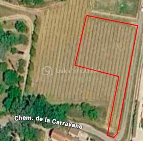Un cadre de vie provençal authentique & préserver

Niché au cœur du haut Var, dans le quartier recherché et paisible de La Caravane, venez découvrir cette magnifique parcelle constructible d'environ 1 321m2, offrant un cadre de vie idyllique, verdoyant et baigné de lumière.

Saint-Antonin-du-Var, village de caractère réputé pour son authenticité, ses paysages viticoles et sa sérénité, offre un équilibre parfait entre quiétude provençale et proximité des axes et commodités. Un véritable havre de paix pour concrétiser votre projet de vie ou votre résidence secondaire.

Le terrain & ses caractéristiques techniques

En Zone UB du Plan Local d'Urbanisme (PLU), cette parcelle offre une belle liberté d'aménagement pour concrétiser la maison de vos rêves :
•	Surface du terrain : 1 321 m2 
•	Emprise au sol autorisée : 12 %, soit une possibilité de construction principale de plus de 158 m2 au sol (idéal pour une spacieuse villa de plain-pied ou une maison à étage jusqu'à 250m2 habitables).
•	Annexes & Dépendances : Possibilité d'aménager un garage ou des dépendances jusqu'à 80m2 d'emprise cumulée.
•	Espace Piscine : Emplacement prévu pour la réalisation d'une belle piscine (jusqu'à 32m2 de bassin).
•	Hauteur autorisée : Jusqu'à 7 mètres (R+1 possible).
•	Réseaux : Eau potable et électricité à proximité immédiate (raccordement souterrain). Prévoir assainissement individuel conforme.

Les atouts majeurs retenus par votre conseiller

1.	Environnement préservé : Situé dans le secteur prisé de La Caravane, vous bénéficiez d'un environnement naturel, calme et sans vis-à-vis étouffant.
2.	Potentiel de construction optimal : Des règles d'urbanisme claires et favorables permettant de concevoir un projet contemporain ou traditionnel sur-mesure.
3.	Valeur patrimoniale : Saint-Antonin-du-Var bénéficie d'une forte attractivité et d'un cadre préservé garantissant la pérennité de votre investissement.

OPPORTUNITÉ RARE – EXTENSION & GRAND PROJET

Vous avez un projet d'envergure, une envie de domaine familial ou un projet d'investissement aménagement ? Possibilité d'acquérir la parcelle voisine attenante d'une superficie équivalente !

Cette opportunité vous permet de doubler la surface totale à plus de 2 640m2 et d'obtenir une emprise au sol globale de plus de 316m2. Un potentiel exceptionnel et devenant extrêmement rare sur le secteur pour concrétiser une propriété d'exception ou deux constructions distinctes.

Informations & Visites

Le terrain est libre de constructeur. 

Ne laissez pas passer cette opportunité rare sur le secteur ! Pour toute information complémentaire ou pour organiser une visite sur place, contactez dès aujourd'hui votre conseiller immobilier BSK Immobilier.