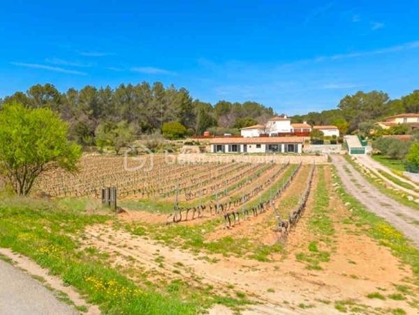 Un cadre de vie provençal authentique & préserver

Niché au cœur du haut Var, dans le quartier recherché et paisible de La Caravane, venez découvrir cette magnifique parcelle constructible d'environ 1 321m2, offrant un cadre de vie idyllique, verdoyant et baigné de lumière.

Saint-Antonin-du-Var, village de caractère réputé pour son authenticité, ses paysages viticoles et sa sérénité, offre un équilibre parfait entre quiétude provençale et proximité des axes et commodités. Un véritable havre de paix pour concrétiser votre projet de vie ou votre résidence secondaire.

Le terrain & ses caractéristiques techniques

En Zone UB du Plan Local d'Urbanisme (PLU), cette parcelle offre une belle liberté d'aménagement pour concrétiser la maison de vos rêves :
•	Surface du terrain : 1 321 m2 
•	Emprise au sol autorisée : 12 %, soit une possibilité de construction principale de plus de 158 m2 au sol (idéal pour une spacieuse villa de plain-pied ou une maison à étage jusqu'à 250m2 habitables).
•	Annexes & Dépendances : Possibilité d'aménager un garage ou des dépendances jusqu'à 80m2 d'emprise cumulée.
•	Espace Piscine : Emplacement prévu pour la réalisation d'une belle piscine (jusqu'à 32m2 de bassin).
•	Hauteur autorisée : Jusqu'à 7 mètres (R+1 possible).
•	Réseaux : Eau potable et électricité à proximité immédiate (raccordement souterrain). Prévoir assainissement individuel conforme.

Les atouts majeurs retenus par votre conseiller

1.	Environnement préservé : Situé dans le secteur prisé de La Caravane, vous bénéficiez d'un environnement naturel, calme et sans vis-à-vis étouffant.
2.	Potentiel de construction optimal : Des règles d'urbanisme claires et favorables permettant de concevoir un projet contemporain ou traditionnel sur-mesure.
3.	Valeur patrimoniale : Saint-Antonin-du-Var bénéficie d'une forte attractivité et d'un cadre préservé garantissant la pérennité de votre investissement.

OPPORTUNITÉ RARE – EXTENSION & GRAND PROJET

Vous avez un projet d'envergure, une envie de domaine familial ou un projet d'investissement aménagement ? Possibilité d'acquérir la parcelle voisine attenante d'une superficie équivalente !

Cette opportunité vous permet de doubler la surface totale à plus de 2 640m2 et d'obtenir une emprise au sol globale de plus de 316m2. Un potentiel exceptionnel et devenant extrêmement rare sur le secteur pour concrétiser une propriété d'exception ou deux constructions distinctes.

Informations & Visites

Le terrain est libre de constructeur. 

Ne laissez pas passer cette opportunité rare sur le secteur ! Pour toute information complémentaire ou pour organiser une visite sur place, contactez dès aujourd'hui votre conseiller immobilier BSK Immobilier.