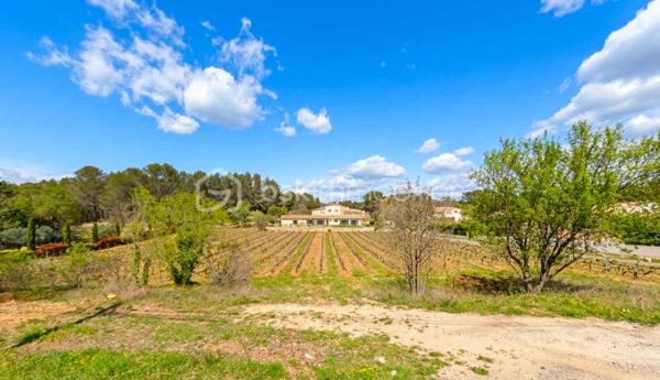 Un cadre de vie provençal authentique & préserver

Niché au cœur du haut Var, dans le quartier recherché et paisible de La Caravane, venez découvrir cette magnifique parcelle constructible d'environ 1 321m2, offrant un cadre de vie idyllique, verdoyant et baigné de lumière.

Saint-Antonin-du-Var, village de caractère réputé pour son authenticité, ses paysages viticoles et sa sérénité, offre un équilibre parfait entre quiétude provençale et proximité des axes et commodités. Un véritable havre de paix pour concrétiser votre projet de vie ou votre résidence secondaire.

Le terrain & ses caractéristiques techniques

En Zone UB du Plan Local d'Urbanisme (PLU), cette parcelle offre une belle liberté d'aménagement pour concrétiser la maison de vos rêves :
•	Surface du terrain : 1 321 m2 
•	Emprise au sol autorisée : 12 %, soit une possibilité de construction principale de plus de 158 m2 au sol (idéal pour une spacieuse villa de plain-pied ou une maison à étage jusqu'à 250m2 habitables).
•	Annexes & Dépendances : Possibilité d'aménager un garage ou des dépendances jusqu'à 80m2 d'emprise cumulée.
•	Espace Piscine : Emplacement prévu pour la réalisation d'une belle piscine (jusqu'à 32m2 de bassin).
•	Hauteur autorisée : Jusqu'à 7 mètres (R+1 possible).
•	Réseaux : Eau potable et électricité à proximité immédiate (raccordement souterrain). Prévoir assainissement individuel conforme.

Les atouts majeurs retenus par votre conseiller

1.	Environnement préservé : Situé dans le secteur prisé de La Caravane, vous bénéficiez d'un environnement naturel, calme et sans vis-à-vis étouffant.
2.	Potentiel de construction optimal : Des règles d'urbanisme claires et favorables permettant de concevoir un projet contemporain ou traditionnel sur-mesure.
3.	Valeur patrimoniale : Saint-Antonin-du-Var bénéficie d'une forte attractivité et d'un cadre préservé garantissant la pérennité de votre investissement.

OPPORTUNITÉ RARE – EXTENSION & GRAND PROJET

Vous avez un projet d'envergure, une envie de domaine familial ou un projet d'investissement aménagement ? Possibilité d'acquérir la parcelle voisine attenante d'une superficie équivalente !

Cette opportunité vous permet de doubler la surface totale à plus de 2 640m2 et d'obtenir une emprise au sol globale de plus de 316m2. Un potentiel exceptionnel et devenant extrêmement rare sur le secteur pour concrétiser une propriété d'exception ou deux constructions distinctes.

Informations & Visites

Le terrain est libre de constructeur. 

Ne laissez pas passer cette opportunité rare sur le secteur ! Pour toute information complémentaire ou pour organiser une visite sur place, contactez dès aujourd'hui votre conseiller immobilier BSK Immobilier.