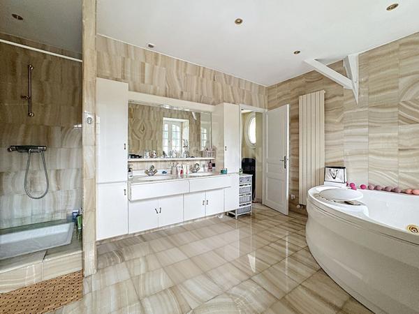 Maison Lamorlaye 8 pièce(s) 340 m² habitables, parc 4800m²