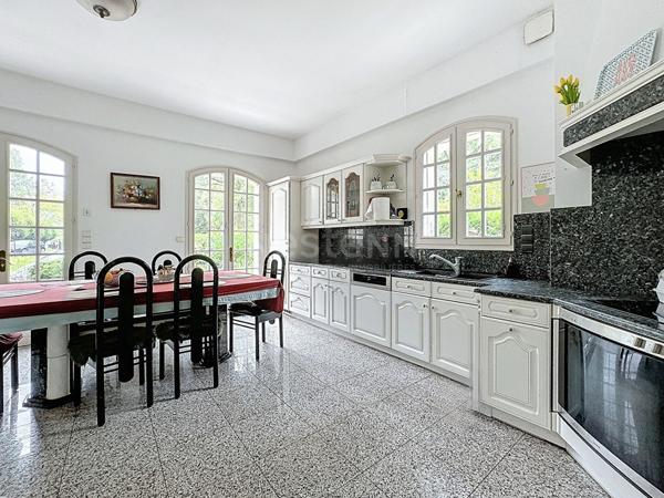 Maison Lamorlaye 8 pièce(s) 340 m² habitables, parc 4800m²