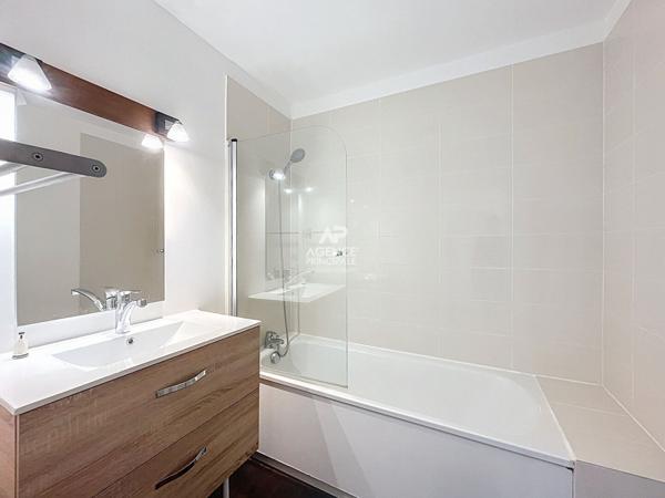 Appartement 3 pièces - 66.49 m² - CHATOU Loyer 1 290 €/mois charges comprises **  - Référence  148496
