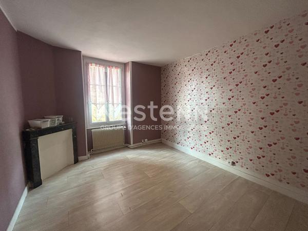 Immeuble au coeur de La Suze avec local commercial et appartement !