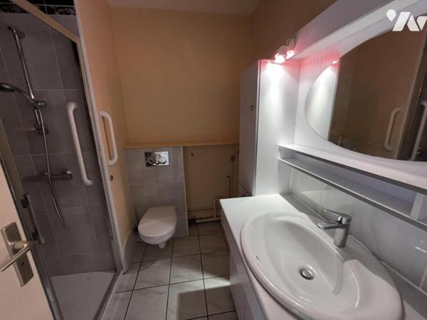 APPARTEMENT TYPE II, secteur Tire Pesseau, 13ème étage avec annexes