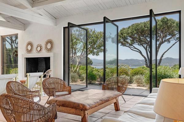 ROQUEBRUNE SUR ARGENS VILLA 7 PIÈCES  5 CHAMBRES  170 m² VUE GOLFE