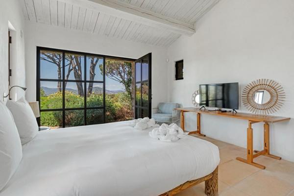 ROQUEBRUNE SUR ARGENS VILLA 7 PIÈCES  5 CHAMBRES  170 m² VUE GOLFE