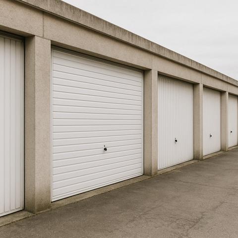 Saint-Martin-d'Hères (38400) Garage avec espace parking et stockage à Saint-Martin-d'Hères