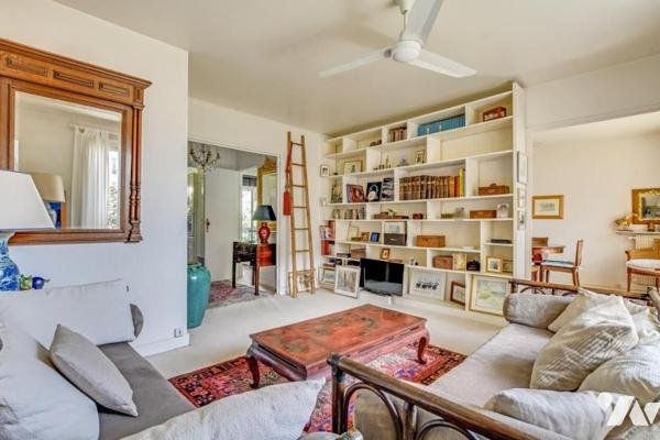 Appartement traversant au calme, avec balcon