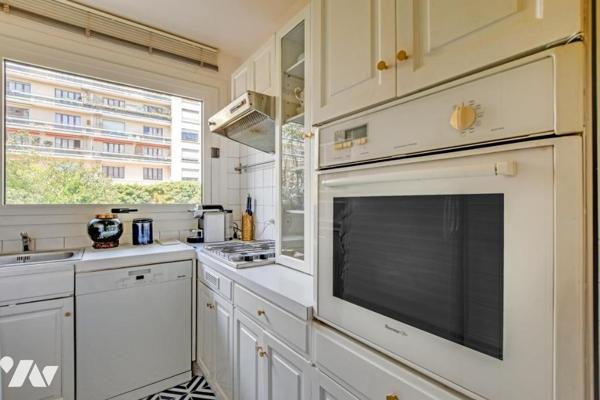 Appartement traversant au calme, avec balcon