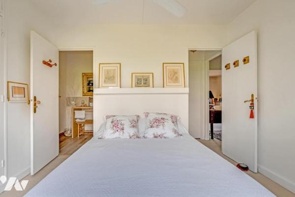 Appartement traversant au calme, avec balcon