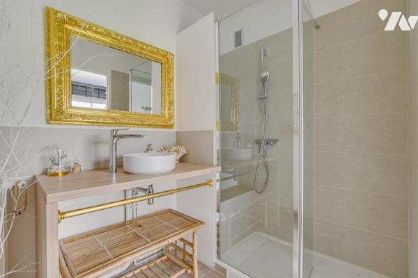 Appartement traversant au calme, avec balcon