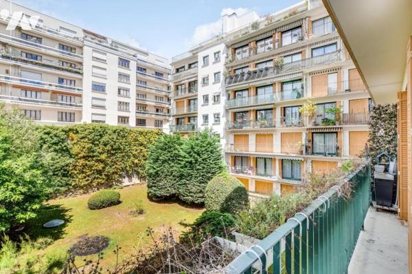 Appartement traversant au calme, avec balcon