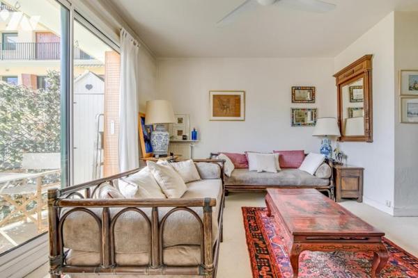 Appartement traversant au calme, avec balcon