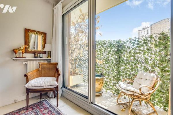 Appartement traversant au calme, avec balcon