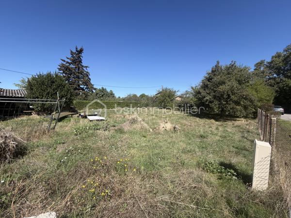EXCLUSIVITÉ

Rare sur le secteur ! Situé en plein centre de La Verpillière, ce terrain à bâtir de 358 m² bénéficie d’un emplacement privilégié, à proximité immédiate de l’ensemble des commodités.

Plat et viabilisé, il est idéal pour concrétiser un projet de construction et permet la réalisation de deux maisons.

Son emplacement au cœur de La Verpillière constitue un véritable atout : vous profitez facilement à pied des commerces, écoles, services et transports, tout en bénéficiant d’une excellente accessibilité aux principaux axes routiers.

Le terrain est issu d’une division parcellaire et bénéficie déjà des viabilités nécessaires, permettant ainsi de se projeter rapidement dans un projet de construction.

Que ce soit pour un projet familial, la réalisation de deux habitations ou un projet d’investissement, ce terrain offre un potentiel particulièrement intéressant dans un secteur recherché.

LES ATOUTS

* 358 m² de terrain
* Terrain plat
* Viabilisé
* Possibilité de réaliser deux maisons
* Hyper-centre de La Verpillière
* Commerces, écoles et commodités à proximité immédiate
* Terrain issu d’une division parcellaire

Une opportunité rare pour construire en hyper-centre de La Verpillière.

Pour davantage d’informations sur le terrain et les possibilités de construction, contactez-moi directement.