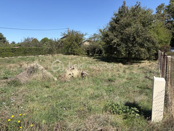 EXCLUSIVITÉ

Rare sur le secteur ! Situé en plein centre de La Verpillière, ce terrain à bâtir de 358 m² bénéficie d’un emplacement privilégié, à proximité immédiate de l’ensemble des commodités.

Plat et viabilisé, il est idéal pour concrétiser un projet de construction et permet la réalisation de deux maisons.

Son emplacement au cœur de La Verpillière constitue un véritable atout : vous profitez facilement à pied des commerces, écoles, services et transports, tout en bénéficiant d’une excellente accessibilité aux principaux axes routiers.

Le terrain est issu d’une division parcellaire et bénéficie déjà des viabilités nécessaires, permettant ainsi de se projeter rapidement dans un projet de construction.

Que ce soit pour un projet familial, la réalisation de deux habitations ou un projet d’investissement, ce terrain offre un potentiel particulièrement intéressant dans un secteur recherché.

LES ATOUTS

* 358 m² de terrain
* Terrain plat
* Viabilisé
* Possibilité de réaliser deux maisons
* Hyper-centre de La Verpillière
* Commerces, écoles et commodités à proximité immédiate
* Terrain issu d’une division parcellaire

Une opportunité rare pour construire en hyper-centre de La Verpillière.

Pour davantage d’informations sur le terrain et les possibilités de construction, contactez-moi directement.