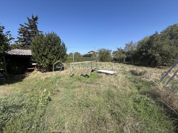 EXCLUSIVITÉ

Rare sur le secteur ! Situé en plein centre de La Verpillière, ce terrain à bâtir de 358 m² bénéficie d’un emplacement privilégié, à proximité immédiate de l’ensemble des commodités.

Plat et viabilisé, il est idéal pour concrétiser un projet de construction et permet la réalisation de deux maisons.

Son emplacement au cœur de La Verpillière constitue un véritable atout : vous profitez facilement à pied des commerces, écoles, services et transports, tout en bénéficiant d’une excellente accessibilité aux principaux axes routiers.

Le terrain est issu d’une division parcellaire et bénéficie déjà des viabilités nécessaires, permettant ainsi de se projeter rapidement dans un projet de construction.

Que ce soit pour un projet familial, la réalisation de deux habitations ou un projet d’investissement, ce terrain offre un potentiel particulièrement intéressant dans un secteur recherché.

LES ATOUTS

* 358 m² de terrain
* Terrain plat
* Viabilisé
* Possibilité de réaliser deux maisons
* Hyper-centre de La Verpillière
* Commerces, écoles et commodités à proximité immédiate
* Terrain issu d’une division parcellaire

Une opportunité rare pour construire en hyper-centre de La Verpillière.

Pour davantage d’informations sur le terrain et les possibilités de construction, contactez-moi directement.