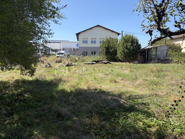 EXCLUSIVITÉ

Rare sur le secteur ! Situé en plein centre de La Verpillière, ce terrain à bâtir de 358 m² bénéficie d’un emplacement privilégié, à proximité immédiate de l’ensemble des commodités.

Plat et viabilisé, il est idéal pour concrétiser un projet de construction et permet la réalisation de deux maisons.

Son emplacement au cœur de La Verpillière constitue un véritable atout : vous profitez facilement à pied des commerces, écoles, services et transports, tout en bénéficiant d’une excellente accessibilité aux principaux axes routiers.

Le terrain est issu d’une division parcellaire et bénéficie déjà des viabilités nécessaires, permettant ainsi de se projeter rapidement dans un projet de construction.

Que ce soit pour un projet familial, la réalisation de deux habitations ou un projet d’investissement, ce terrain offre un potentiel particulièrement intéressant dans un secteur recherché.

LES ATOUTS

* 358 m² de terrain
* Terrain plat
* Viabilisé
* Possibilité de réaliser deux maisons
* Hyper-centre de La Verpillière
* Commerces, écoles et commodités à proximité immédiate
* Terrain issu d’une division parcellaire

Une opportunité rare pour construire en hyper-centre de La Verpillière.

Pour davantage d’informations sur le terrain et les possibilités de construction, contactez-moi directement.