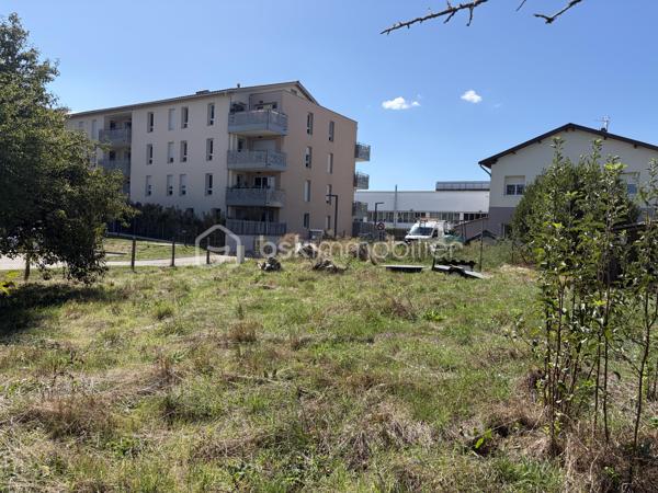 EXCLUSIVITÉ

Rare sur le secteur ! Situé en plein centre de La Verpillière, ce terrain à bâtir de 358 m² bénéficie d’un emplacement privilégié, à proximité immédiate de l’ensemble des commodités.

Plat et viabilisé, il est idéal pour concrétiser un projet de construction et permet la réalisation de deux maisons.

Son emplacement au cœur de La Verpillière constitue un véritable atout : vous profitez facilement à pied des commerces, écoles, services et transports, tout en bénéficiant d’une excellente accessibilité aux principaux axes routiers.

Le terrain est issu d’une division parcellaire et bénéficie déjà des viabilités nécessaires, permettant ainsi de se projeter rapidement dans un projet de construction.

Que ce soit pour un projet familial, la réalisation de deux habitations ou un projet d’investissement, ce terrain offre un potentiel particulièrement intéressant dans un secteur recherché.

LES ATOUTS

* 358 m² de terrain
* Terrain plat
* Viabilisé
* Possibilité de réaliser deux maisons
* Hyper-centre de La Verpillière
* Commerces, écoles et commodités à proximité immédiate
* Terrain issu d’une division parcellaire

Une opportunité rare pour construire en hyper-centre de La Verpillière.

Pour davantage d’informations sur le terrain et les possibilités de construction, contactez-moi directement.