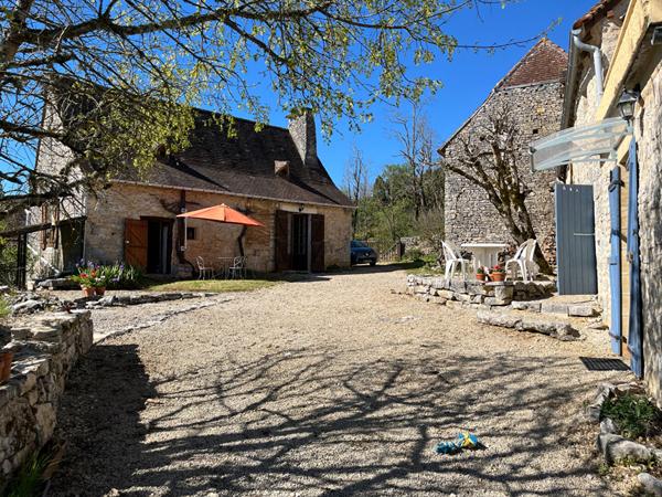 A vendre charmante propriété en pierre avec vue dégagée