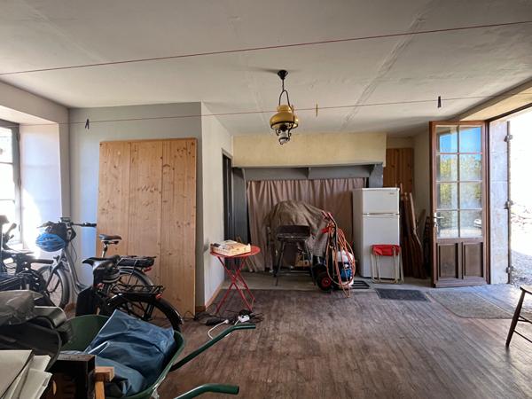 A vendre charmante propriété en pierre avec vue dégagée