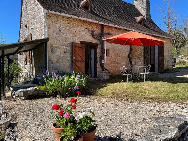 A vendre charmante propriété en pierre avec vue dégagée