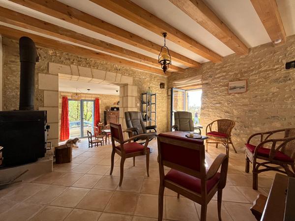 A vendre charmante propriété en pierre avec vue dégagée