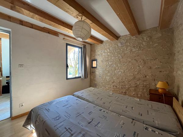 A vendre charmante propriété en pierre avec vue dégagée