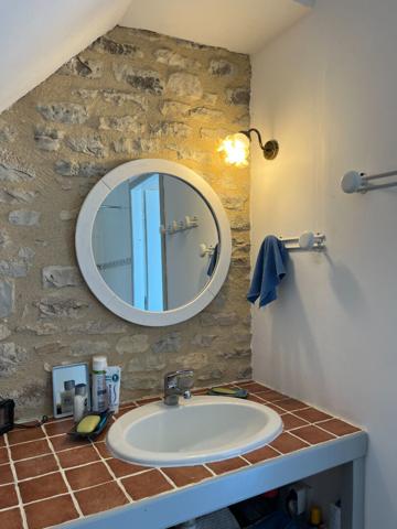 A vendre charmante propriété en pierre avec vue dégagée