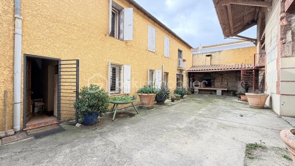 Proche de toutes commodités et de la voix rapide, cet ensemble immobilier possède plusieurs bâtiment pouvant offrir un gros potentiel. Vous y trouverez une maison composée en rez-de-chaussée un hall d'entrée, un salon, une cuisine séparée, une salle à manger donnant sur l’extérieur avec un coin grillade et à l'étage quatre chambres, une salle de bain et une salle d'eau. Deux très grand bâtiments pouvant après travaux être aménager en plusieurs appartements indépendants avec stationnements privatifs. Cet ensemble immobilier rare par ses volumes, son potentiel, son emplacement sera idéal pour un projet familial, un artisans et un investisseur. À VOIR RAPIDEMENT .