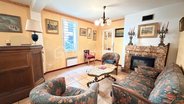 Proche de toutes commodités et de la voix rapide, cet ensemble immobilier possède plusieurs bâtiment pouvant offrir un gros potentiel. Vous y trouverez une maison composée en rez-de-chaussée un hall d'entrée, un salon, une cuisine séparée, une salle à manger donnant sur l’extérieur avec un coin grillade et à l'étage quatre chambres, une salle de bain et une salle d'eau. Deux très grand bâtiments pouvant après travaux être aménager en plusieurs appartements indépendants avec stationnements privatifs. Cet ensemble immobilier rare par ses volumes, son potentiel, son emplacement sera idéal pour un projet familial, un artisans et un investisseur. À VOIR RAPIDEMENT .
