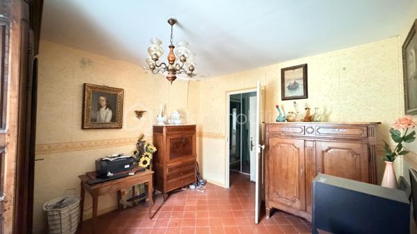 Proche de toutes commodités et de la voix rapide, cet ensemble immobilier possède plusieurs bâtiment pouvant offrir un gros potentiel. Vous y trouverez une maison composée en rez-de-chaussée un hall d'entrée, un salon, une cuisine séparée, une salle à manger donnant sur l’extérieur avec un coin grillade et à l'étage quatre chambres, une salle de bain et une salle d'eau. Deux très grand bâtiments pouvant après travaux être aménager en plusieurs appartements indépendants avec stationnements privatifs. Cet ensemble immobilier rare par ses volumes, son potentiel, son emplacement sera idéal pour un projet familial, un artisans et un investisseur. À VOIR RAPIDEMENT .