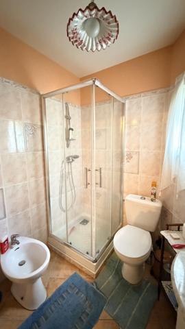 Proche de toutes commodités et de la voix rapide, cet ensemble immobilier possède plusieurs bâtiment pouvant offrir un gros potentiel. Vous y trouverez une maison composée en rez-de-chaussée un hall d'entrée, un salon, une cuisine séparée, une salle à manger donnant sur l’extérieur avec un coin grillade et à l'étage quatre chambres, une salle de bain et une salle d'eau. Deux très grand bâtiments pouvant après travaux être aménager en plusieurs appartements indépendants avec stationnements privatifs. Cet ensemble immobilier rare par ses volumes, son potentiel, son emplacement sera idéal pour un projet familial, un artisans et un investisseur. À VOIR RAPIDEMENT .