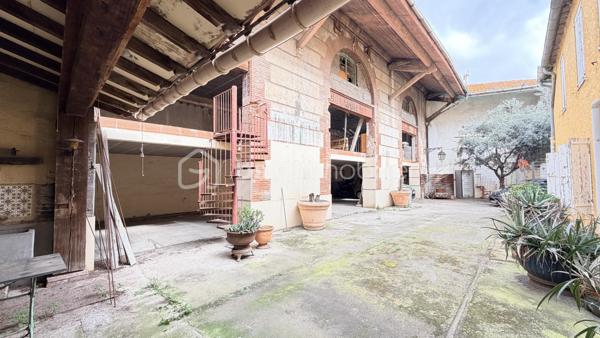 Proche de toutes commodités et de la voix rapide, cet ensemble immobilier possède plusieurs bâtiment pouvant offrir un gros potentiel. Vous y trouverez une maison composée en rez-de-chaussée un hall d'entrée, un salon, une cuisine séparée, une salle à manger donnant sur l’extérieur avec un coin grillade et à l'étage quatre chambres, une salle de bain et une salle d'eau. Deux très grand bâtiments pouvant après travaux être aménager en plusieurs appartements indépendants avec stationnements privatifs. Cet ensemble immobilier rare par ses volumes, son potentiel, son emplacement sera idéal pour un projet familial, un artisans et un investisseur. À VOIR RAPIDEMENT .