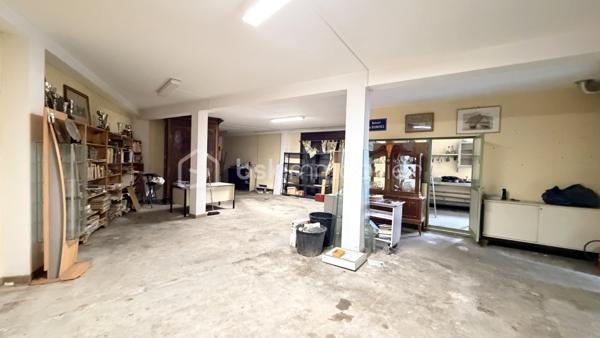Proche de toutes commodités et de la voix rapide, cet ensemble immobilier possède plusieurs bâtiment pouvant offrir un gros potentiel. Vous y trouverez une maison composée en rez-de-chaussée un hall d'entrée, un salon, une cuisine séparée, une salle à manger donnant sur l’extérieur avec un coin grillade et à l'étage quatre chambres, une salle de bain et une salle d'eau. Deux très grand bâtiments pouvant après travaux être aménager en plusieurs appartements indépendants avec stationnements privatifs. Cet ensemble immobilier rare par ses volumes, son potentiel, son emplacement sera idéal pour un projet familial, un artisans et un investisseur. À VOIR RAPIDEMENT .