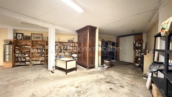 Proche de toutes commodités et de la voix rapide, cet ensemble immobilier possède plusieurs bâtiment pouvant offrir un gros potentiel. Vous y trouverez une maison composée en rez-de-chaussée un hall d'entrée, un salon, une cuisine séparée, une salle à manger donnant sur l’extérieur avec un coin grillade et à l'étage quatre chambres, une salle de bain et une salle d'eau. Deux très grand bâtiments pouvant après travaux être aménager en plusieurs appartements indépendants avec stationnements privatifs. Cet ensemble immobilier rare par ses volumes, son potentiel, son emplacement sera idéal pour un projet familial, un artisans et un investisseur. À VOIR RAPIDEMENT .