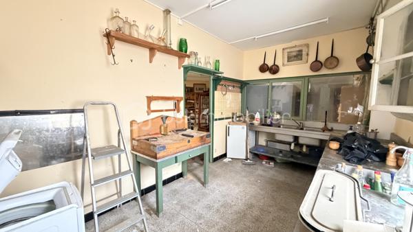 Proche de toutes commodités et de la voix rapide, cet ensemble immobilier possède plusieurs bâtiment pouvant offrir un gros potentiel. Vous y trouverez une maison composée en rez-de-chaussée un hall d'entrée, un salon, une cuisine séparée, une salle à manger donnant sur l’extérieur avec un coin grillade et à l'étage quatre chambres, une salle de bain et une salle d'eau. Deux très grand bâtiments pouvant après travaux être aménager en plusieurs appartements indépendants avec stationnements privatifs. Cet ensemble immobilier rare par ses volumes, son potentiel, son emplacement sera idéal pour un projet familial, un artisans et un investisseur. À VOIR RAPIDEMENT .
