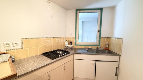 Proche de toutes commodités et de la voix rapide, cet ensemble immobilier possède plusieurs bâtiment pouvant offrir un gros potentiel. Vous y trouverez une maison composée en rez-de-chaussée un hall d'entrée, un salon, une cuisine séparée, une salle à manger donnant sur l’extérieur avec un coin grillade et à l'étage quatre chambres, une salle de bain et une salle d'eau. Deux très grand bâtiments pouvant après travaux être aménager en plusieurs appartements indépendants avec stationnements privatifs. Cet ensemble immobilier rare par ses volumes, son potentiel, son emplacement sera idéal pour un projet familial, un artisans et un investisseur. À VOIR RAPIDEMENT .