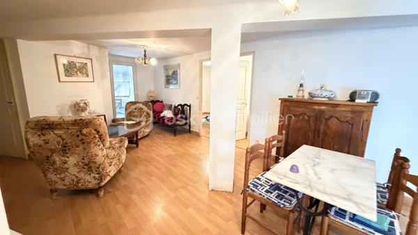 Proche de toutes commodités et de la voix rapide, cet ensemble immobilier possède plusieurs bâtiment pouvant offrir un gros potentiel. Vous y trouverez une maison composée en rez-de-chaussée un hall d'entrée, un salon, une cuisine séparée, une salle à manger donnant sur l’extérieur avec un coin grillade et à l'étage quatre chambres, une salle de bain et une salle d'eau. Deux très grand bâtiments pouvant après travaux être aménager en plusieurs appartements indépendants avec stationnements privatifs. Cet ensemble immobilier rare par ses volumes, son potentiel, son emplacement sera idéal pour un projet familial, un artisans et un investisseur. À VOIR RAPIDEMENT .