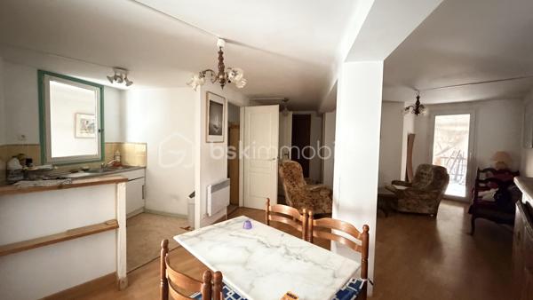 Proche de toutes commodités et de la voix rapide, cet ensemble immobilier possède plusieurs bâtiment pouvant offrir un gros potentiel. Vous y trouverez une maison composée en rez-de-chaussée un hall d'entrée, un salon, une cuisine séparée, une salle à manger donnant sur l’extérieur avec un coin grillade et à l'étage quatre chambres, une salle de bain et une salle d'eau. Deux très grand bâtiments pouvant après travaux être aménager en plusieurs appartements indépendants avec stationnements privatifs. Cet ensemble immobilier rare par ses volumes, son potentiel, son emplacement sera idéal pour un projet familial, un artisans et un investisseur. À VOIR RAPIDEMENT .