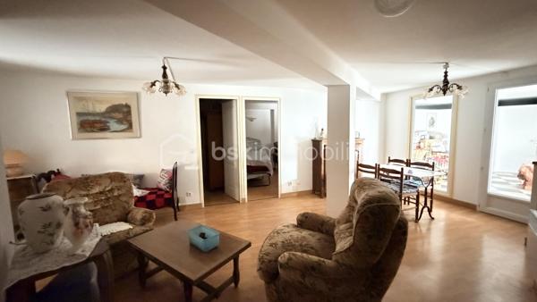 Proche de toutes commodités et de la voix rapide, cet ensemble immobilier possède plusieurs bâtiment pouvant offrir un gros potentiel. Vous y trouverez une maison composée en rez-de-chaussée un hall d'entrée, un salon, une cuisine séparée, une salle à manger donnant sur l’extérieur avec un coin grillade et à l'étage quatre chambres, une salle de bain et une salle d'eau. Deux très grand bâtiments pouvant après travaux être aménager en plusieurs appartements indépendants avec stationnements privatifs. Cet ensemble immobilier rare par ses volumes, son potentiel, son emplacement sera idéal pour un projet familial, un artisans et un investisseur. À VOIR RAPIDEMENT .