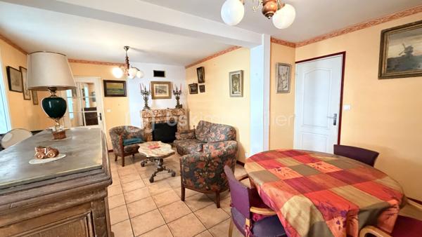 Proche de toutes commodités et de la voix rapide, cet ensemble immobilier possède plusieurs bâtiment pouvant offrir un gros potentiel. Vous y trouverez une maison composée en rez-de-chaussée un hall d'entrée, un salon, une cuisine séparée, une salle à manger donnant sur l’extérieur avec un coin grillade et à l'étage quatre chambres, une salle de bain et une salle d'eau. Deux très grand bâtiments pouvant après travaux être aménager en plusieurs appartements indépendants avec stationnements privatifs. Cet ensemble immobilier rare par ses volumes, son potentiel, son emplacement sera idéal pour un projet familial, un artisans et un investisseur. À VOIR RAPIDEMENT .