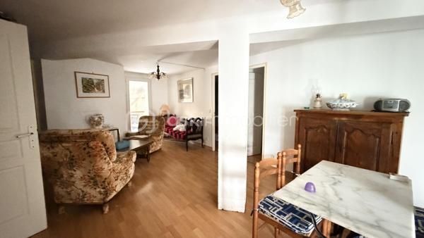 Proche de toutes commodités et de la voix rapide, cet ensemble immobilier possède plusieurs bâtiment pouvant offrir un gros potentiel. Vous y trouverez une maison composée en rez-de-chaussée un hall d'entrée, un salon, une cuisine séparée, une salle à manger donnant sur l’extérieur avec un coin grillade et à l'étage quatre chambres, une salle de bain et une salle d'eau. Deux très grand bâtiments pouvant après travaux être aménager en plusieurs appartements indépendants avec stationnements privatifs. Cet ensemble immobilier rare par ses volumes, son potentiel, son emplacement sera idéal pour un projet familial, un artisans et un investisseur. À VOIR RAPIDEMENT .