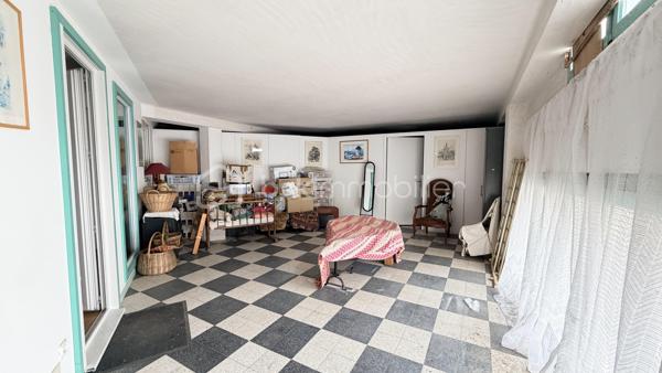 Proche de toutes commodités et de la voix rapide, cet ensemble immobilier possède plusieurs bâtiment pouvant offrir un gros potentiel. Vous y trouverez une maison composée en rez-de-chaussée un hall d'entrée, un salon, une cuisine séparée, une salle à manger donnant sur l’extérieur avec un coin grillade et à l'étage quatre chambres, une salle de bain et une salle d'eau. Deux très grand bâtiments pouvant après travaux être aménager en plusieurs appartements indépendants avec stationnements privatifs. Cet ensemble immobilier rare par ses volumes, son potentiel, son emplacement sera idéal pour un projet familial, un artisans et un investisseur. À VOIR RAPIDEMENT .