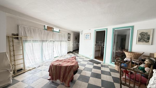 Proche de toutes commodités et de la voix rapide, cet ensemble immobilier possède plusieurs bâtiment pouvant offrir un gros potentiel. Vous y trouverez une maison composée en rez-de-chaussée un hall d'entrée, un salon, une cuisine séparée, une salle à manger donnant sur l’extérieur avec un coin grillade et à l'étage quatre chambres, une salle de bain et une salle d'eau. Deux très grand bâtiments pouvant après travaux être aménager en plusieurs appartements indépendants avec stationnements privatifs. Cet ensemble immobilier rare par ses volumes, son potentiel, son emplacement sera idéal pour un projet familial, un artisans et un investisseur. À VOIR RAPIDEMENT .