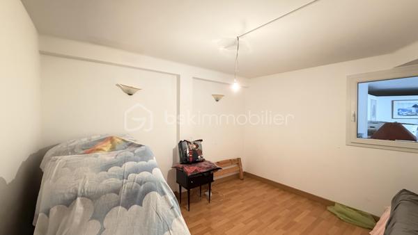 Proche de toutes commodités et de la voix rapide, cet ensemble immobilier possède plusieurs bâtiment pouvant offrir un gros potentiel. Vous y trouverez une maison composée en rez-de-chaussée un hall d'entrée, un salon, une cuisine séparée, une salle à manger donnant sur l’extérieur avec un coin grillade et à l'étage quatre chambres, une salle de bain et une salle d'eau. Deux très grand bâtiments pouvant après travaux être aménager en plusieurs appartements indépendants avec stationnements privatifs. Cet ensemble immobilier rare par ses volumes, son potentiel, son emplacement sera idéal pour un projet familial, un artisans et un investisseur. À VOIR RAPIDEMENT .