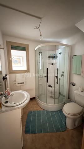 Proche de toutes commodités et de la voix rapide, cet ensemble immobilier possède plusieurs bâtiment pouvant offrir un gros potentiel. Vous y trouverez une maison composée en rez-de-chaussée un hall d'entrée, un salon, une cuisine séparée, une salle à manger donnant sur l’extérieur avec un coin grillade et à l'étage quatre chambres, une salle de bain et une salle d'eau. Deux très grand bâtiments pouvant après travaux être aménager en plusieurs appartements indépendants avec stationnements privatifs. Cet ensemble immobilier rare par ses volumes, son potentiel, son emplacement sera idéal pour un projet familial, un artisans et un investisseur. À VOIR RAPIDEMENT .
